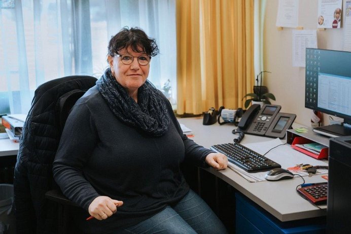 Portrait Frau an Schreibtisch